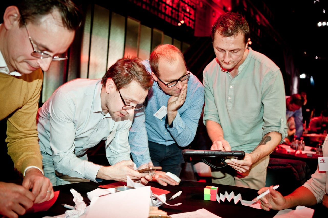 Managementteam werkt samen tijdens een uitdagende teambuilding van Moodmaker