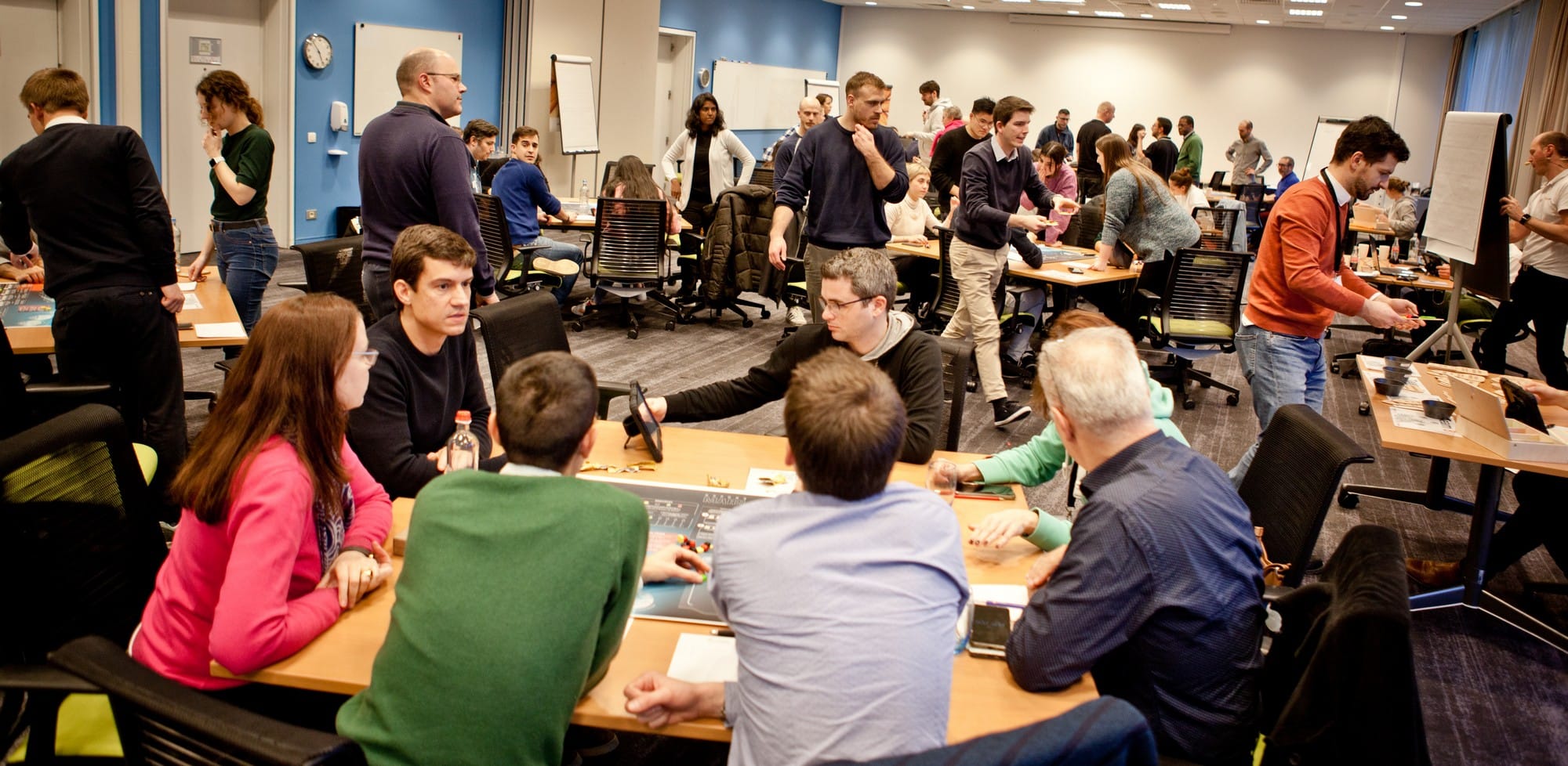 Ervaren managementteam tijdens een uitdagende en energieke teamactiviteit