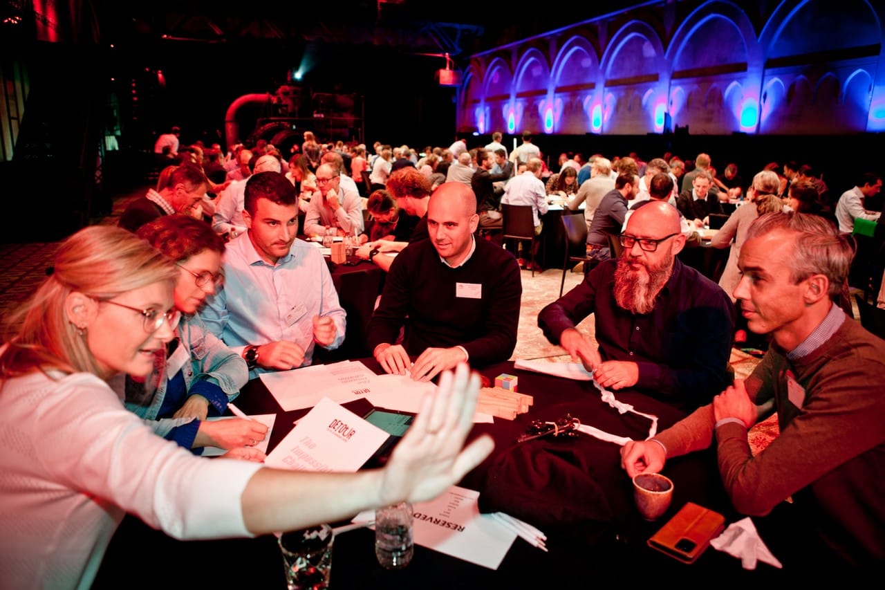Directieteam maakt keuzes tijdens een business game rond KPI’s en samenwerking