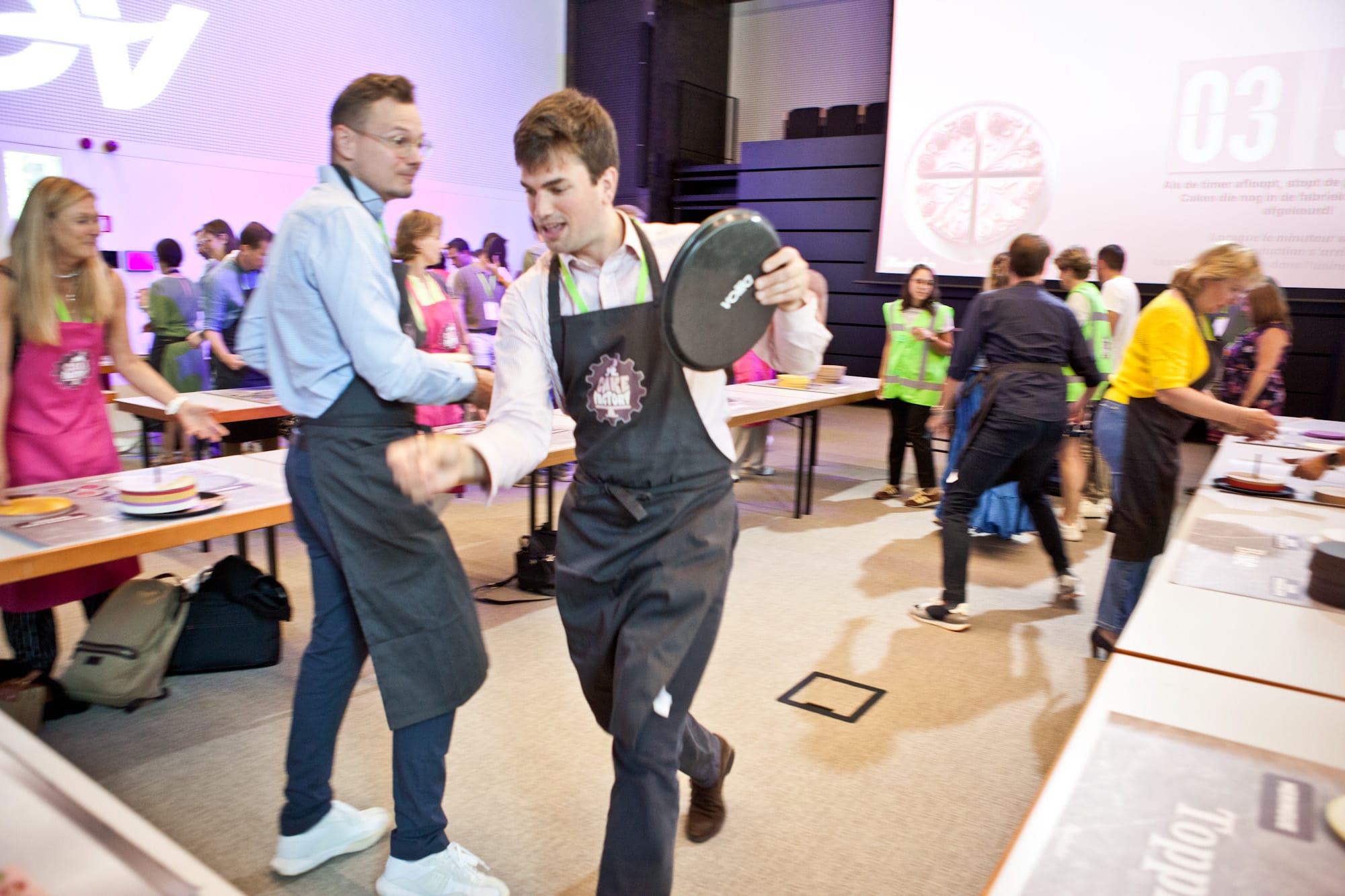 Activité d’équipe accessible où différents participants prennent un rôle