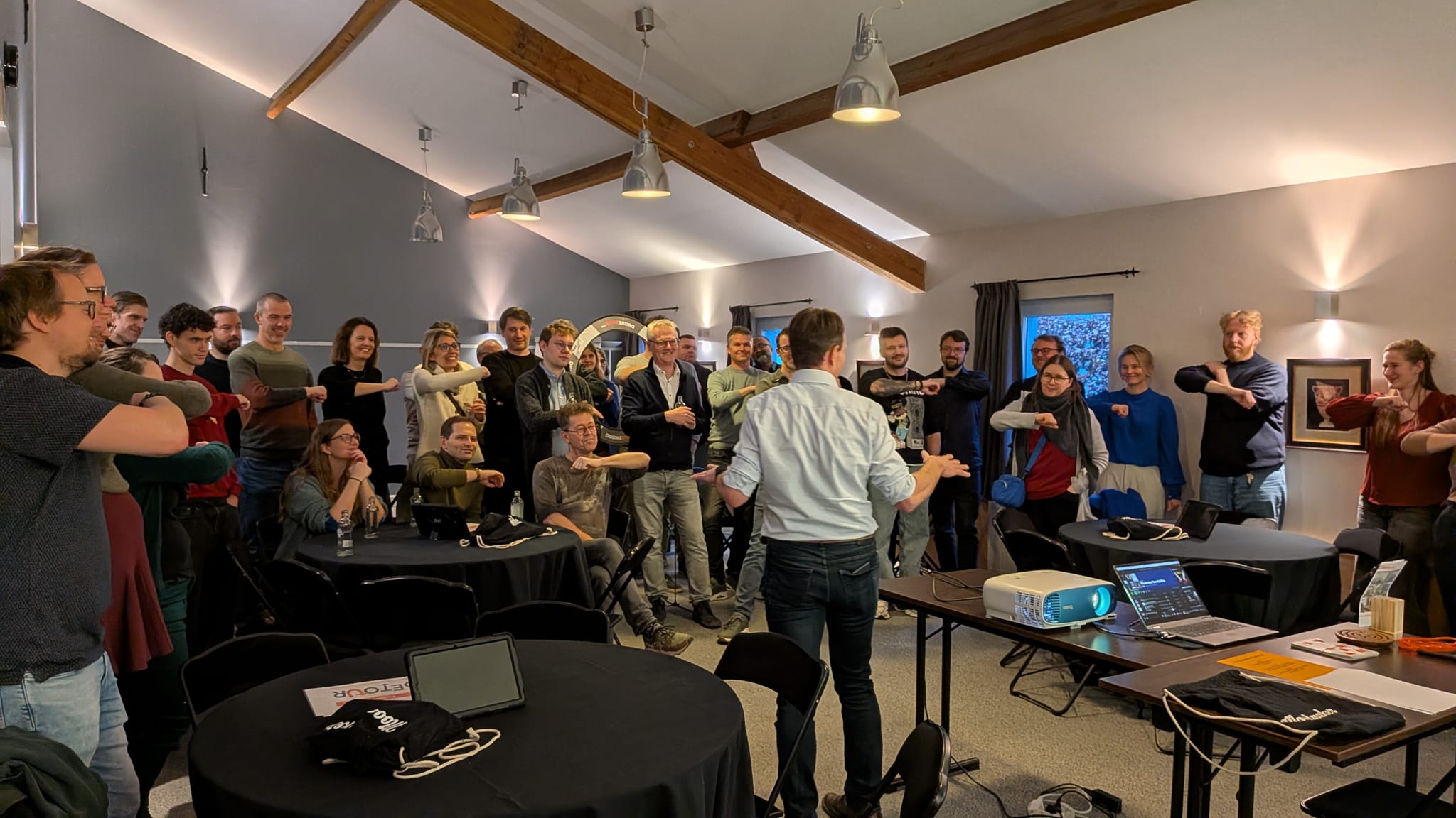 Collega’s leren elkaar kennen tijdens een actieve onboardingactiviteit