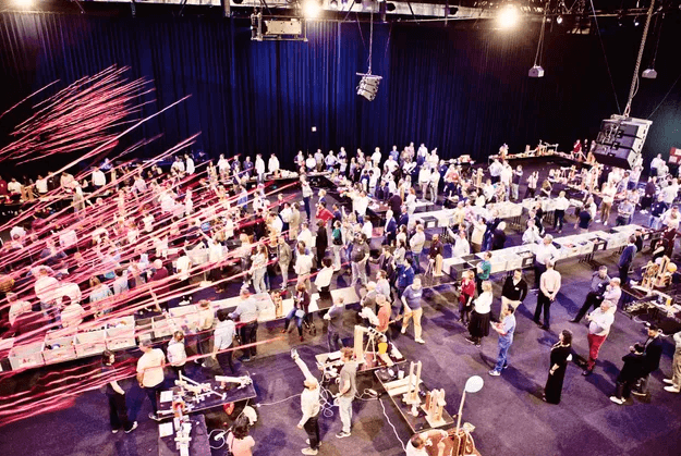 Grote groep nieuwe medewerkers tijdens een onboardingevent